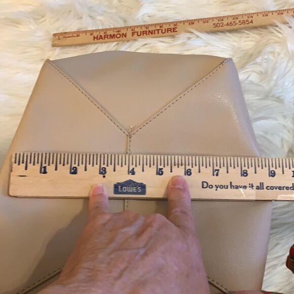 Vera New York Taupe bag/tote.  Snap closure with one inside side pocket - Picture 5 of 8